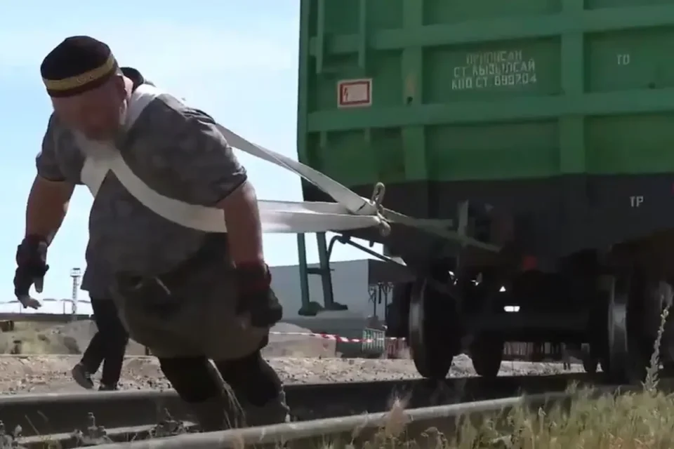 Шымкент тұрғыны 120 тонналық вагонды сүйреп, рекорд орнатты