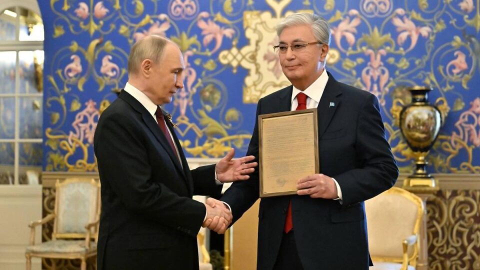Путин Тоқаевқа әкесі Кемел Тоқаевқа берілген марапатты табыс етті