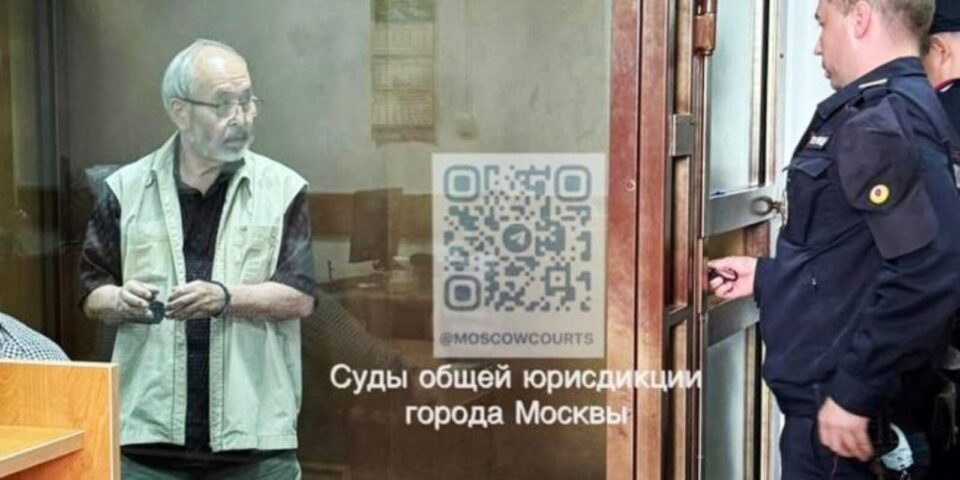 Ресей астанасындағы қазақ қауымдастығының танымал тұлғасы Полат Жамаловқа қатысты сот үкімі Мәскеудің Кунцево аудандық сотында шықты. Бұл туралы тәуелсіз "DAT" басылымы хабарлады. Сот Жамаловты Ресей армиясына қатысты сын жазбалары және кейбір экстремистік пікірлерді "ақтағаны" үшін кінәлі деп танып, оны жеті жылға бас бостандығынан айырды. Айыптауға 1930-жылдардағы ашаршылық, Украинадағы соғыс және Ресейдің Орталық Азияға ықпалы жөніндегі әлеуметтік желідегі жазбалар себеп болған. Полат Жамалов – Мәскеудегі қазақ диаспорасының белсенді өкілдерінің бірі. Ол ешқандай саяси ұйымдарға қатыспаған, оппозициялық қозғалыстардың мүшесі де емес. Соңғы жылдары мәдени және білім беру жобаларымен айналысып, этникалық қазақтардың Ресейге бейімделуіне қолдау көрсетіп келген. Алайда оның әлеуметтік желідегі пікірлері тергеу органдары тарапынан "мемлекеттік құрылымдарды жамандау" және "қарулы күштердің беделіне нұқсан келтіру" ретінде бағаланып, ауыр айыптар тағылды. Сот шешімі құқық қорғау ұйымдары мен шетелдегі қазақ диаспорасының алаңдаушылығын тудырды. Мәскеулік адвокаттардың бірі Жамаловқа қатысты үкімді сынап: – Қазір адамдар нақты іс-әрекеттері үшін емес, өз көзқарасы үшін жазаға тартылады. Жамалов ешқандай зорлықты қолдаған жоқ, тек пікірін ашық білдірді. Бірақ соның өзі оған ауыр жазаға айналды, – деді. Жамаловтың адвокаттары үкімге қарсы апелляциялық шағым түсіретіндерін мәлімдеді. Алайда құқық қорғаушылар қазіргі Ресей жағдайында істі қайта қарауға мүмкіндік өте шектеулі екенін айтады.