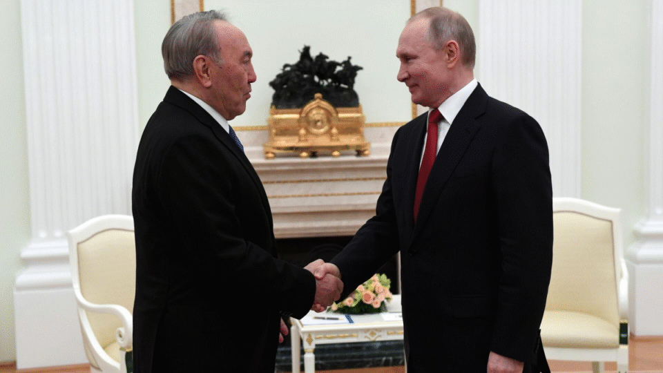 Экс-президенттің баспасөз хатшысы Назарбаевтың Путинмен не себепті кездескенін айтты